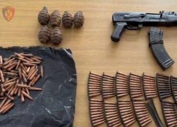 Ktheu shtëpinë në depo armatimi, arrestohet 62-vjeçari! Sekuestrohet 1 kallashnikov, qindra fishekë, 6 granata dhe 5 ndezëse detonatorësh