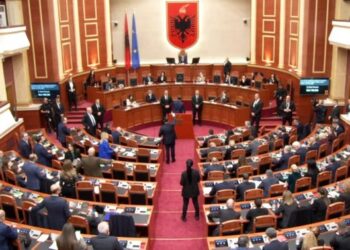 “Deputetët po kërcënohen me jetë”, Kuvendi mbyll diskutimet dhe kalon në votimin e projektligjeve me kërkesë të Ballës