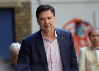 Postimi i tij në rrjetet sociale u cilësua kërcënim ndaj Trump, ish-drejtori i FBI-së dorëzohet pas ngritjes së akuzave