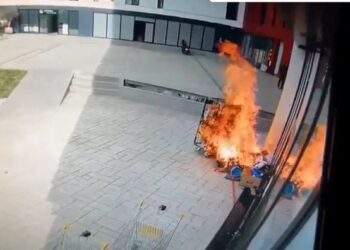 Dalin pamjet, si nisi zjarri tek pallati pranë “Farmacisë 10” në Tiranë (VIDEO)