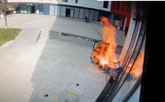 Dalin pamjet  si nisi zjarri tek pallati pranë  Farmacisë 10  në Tiranë  VIDEO 