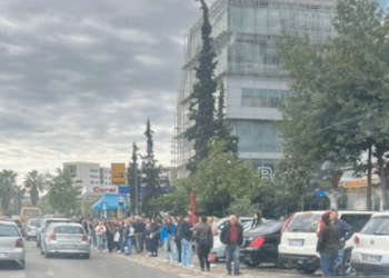 Reduktimi me 40% i autobusëve, PD: Tirana në prag paralize, autoritetet po heshtin