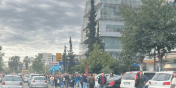 Reduktimi me 40% i autobusëve, PD: Tirana në prag paralize, autoritetet po heshtin