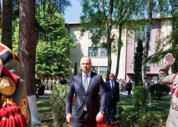 Provokimi në Shkup/ Ministri maqedonas përulet para përkujtimores ku shqiptarët etiketohen si terroristë