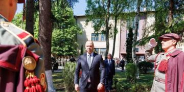 Provokimi në Shkup/ Ministri maqedonas përulet para përkujtimores ku shqiptarët etiketohen si terroristë