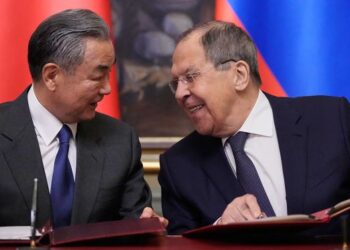 “Situata po del jashtë kontrollit”, Kina i kërkon bashkëpunim Rusisë për të ndalur luftën në Iran