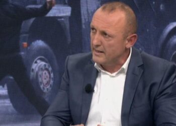 Zyrtarët e lartë brenda kafazit të qelqtë/ Ish-Prokurori Karanxha: Shkelje e barazisë së palëve