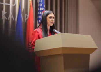 “Mund të më përjashtosh nga gara, por kurrë nga demokratët”, Alesia Balliu sfidon Berishën gjatë një takimi në Elbasan