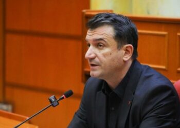 Akt-akuza me zë të lartë