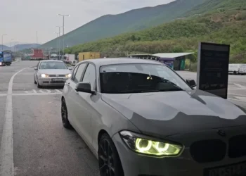 Fundjava sjell fluks të lartë lëvizjesh në pikën kufitare të Morinës, mijëra qytetarë vijnë në Shqipëri për pushime
