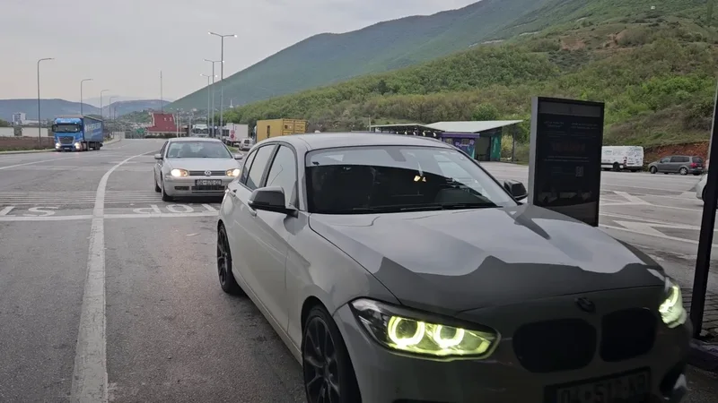 Fundjava sjell fluks të lartë lëvizjesh në pikën kufitare të Morinës  mijëra qytetarë vijnë në Shqipëri për pushime