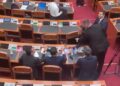 VIDEO/ Braçe ‘përplaset’ me Shehajn në Kuvend: Hajdut i vogël, je i vogël në gjithçka!