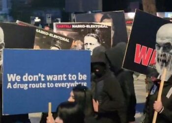 Me fytyrën e fshehur nën kapuçë dhe pas pankartave, pas Berishës mbërrin në protestë edhe ‘grupi i zjarrit’