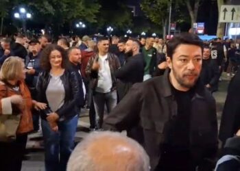 VIDEO/ Familja Berisha në protestë: Shkëlzeni, Argita dhe Jamarbër Malltezi shkojnë te Kuvendi