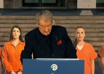 “Qëndruan si luanë ndaj torturave”, Berisha reagon pas vendimit të gjykatës për të lënë në qeli 5 protestues
