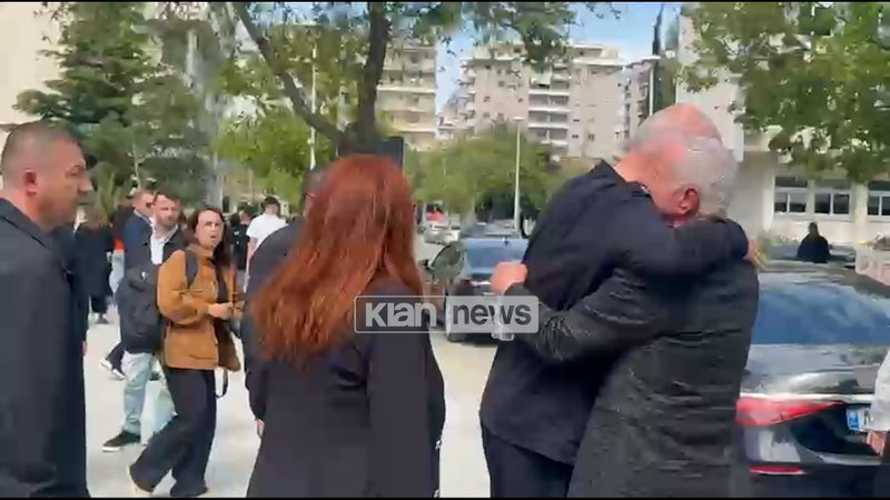 Nuk dua gjë tjetër   I moshuari ndalon Ramën në Vlorë  ja çfarë i kërkoi Kryeministrit  Video 