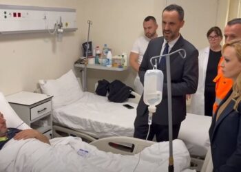 Zjarri në Tiranë/ Lamallari viziton në spital të lënduarit: Bëmë gjithçka për të mos patur pasoja në jetë
