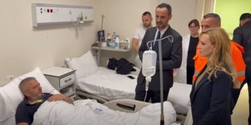 Zjarri në Tiranë/ Lamallari viziton në spital të lënduarit: Bëmë gjithçka për të mos patur pasoja në jetë