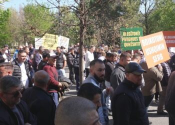 “Duam naftë pa taksa”, fermerët dhe blegtorët protestojnë te Ministria e Bujqësisë