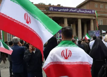 Zinxhirë njerëzish përqark centraleve, zbulohet plani i iranianëve pas kërcënimit të frikshëm të Trump