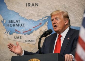 Trump: Forcat amerikane po “pastrojnë” Ngushticën e Hormuzit
