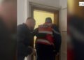 Porositi djegien e një makine, policia i mësyn në shtëpi dhe e arreston