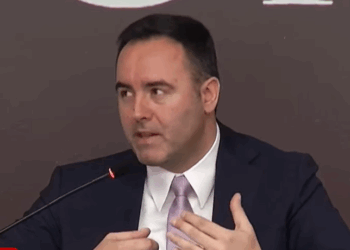 Propozimi i Konjufcës nga Tirana: Të financojmë mësues të gjuhës shqipe në vendet ku kemi diasporë