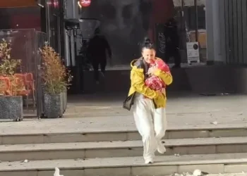 Pamje dramatike nga zjarri në pallat, zjarrfikësit në luftë me flakët, evakuohen banorët