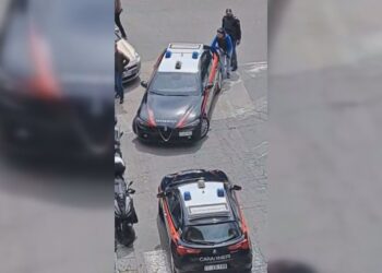 Grabitja e frikshme si në filma në Itali, maska aktorësh, pengje dhe arratisja me tunel poshtë bankës