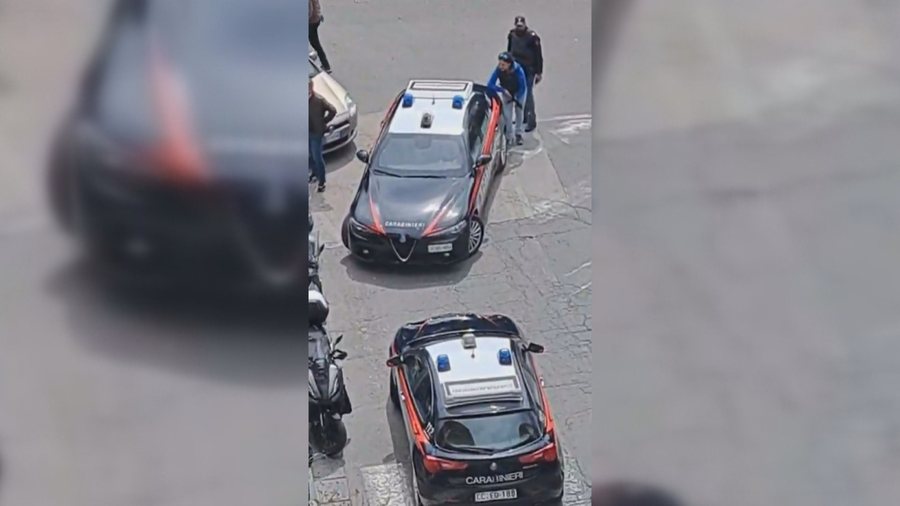 Grabitja e frikshme si në filma në Itali  maska aktorësh  pengje dhe arratisja me tunel poshtë bankës