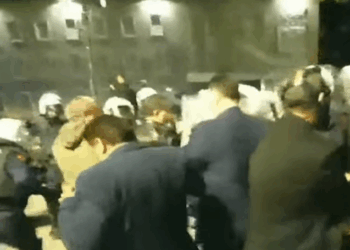 Molotov dhe fishekzjarre drejt Kryeministrisë, policia ndërhyn menjëherë dhe shoqëron protestuesit