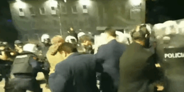 Molotov dhe fishekzjarre drejt Kryeministrisë, policia ndërhyn menjëherë dhe shoqëron protestuesit