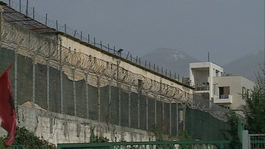 E rëndë në burgun e Reçit  Dy të dënuar dhunojnë punonjësin e Policisë