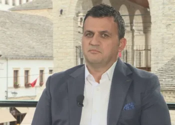 Përhapi informacione se kryebashkiaku i Gjirokastrës dhe punonjësit ishin me HIV/AIDS, procedohet penalisht 33-vjeçari
