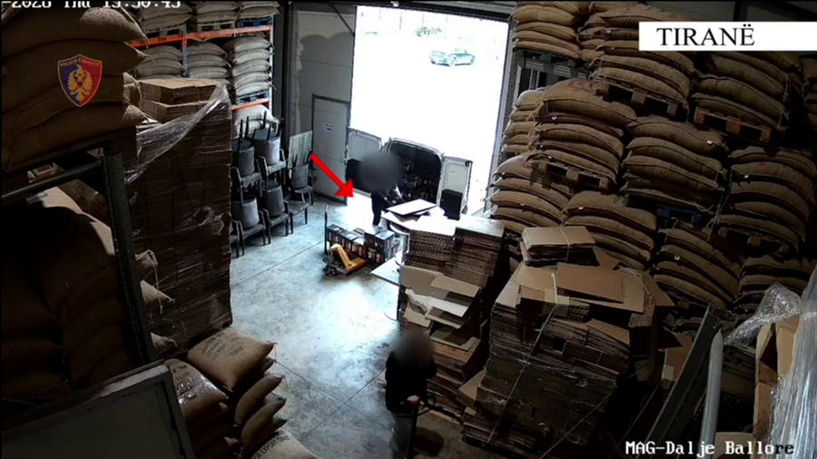 Kapen hajdutët e kafes  vodhën 40 mijë kg me vlerë 800 mijë euro nga subjekti ku punonin