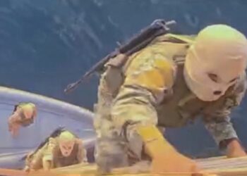 Malazezët bien në duart e Iranit, ushtarët me maska dhe armë marrin peng anijet në Hormuz