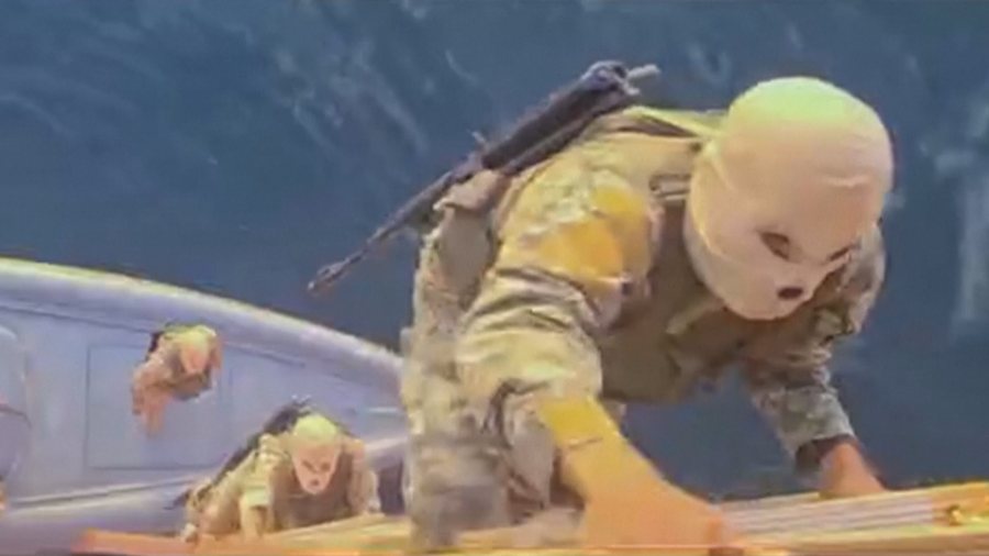 Malazezët bien në duart e Iranit  ushtarët me maska dhe armë marrin peng anijet në Hormuz