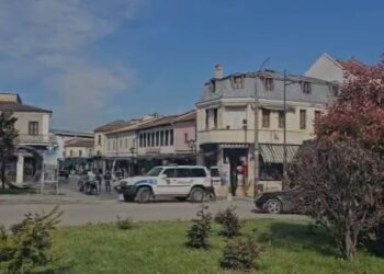 Shkak vendosja e tavolinave midis dy lokaleve, zbardhet plagosja te pazari i vjetër në Korçë