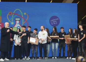 Të rinjtë nga Patosi fitojnë Festivalin Kombëtar të Shkencës me projektin për bletët