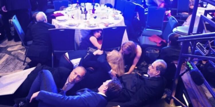 FOTO E DITËS: Momenti kur të ftuarit e darkës së Korrespondentëve të Shtëpisë së Bardhë fshihen nën tavolina dhe karrige - Getty Images