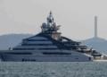 Superjahti 500 milionë euro i aleatit të Putinit lundron nëpër Ngushticën e Hormuzit pavarësisht bllokadës