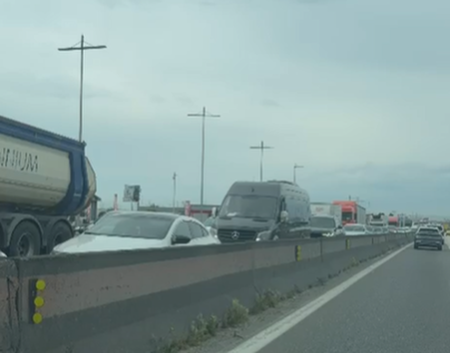 Dy aksidente te mbikalimi i Sukthit  trafik i rënduar në autostradë