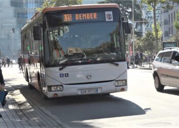 Rritja e çmimit të naftës, shoqatat e transportit publik paralajmërojnë ndërprerjen e shërbimit