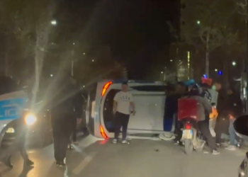 15-vjeçari përplas qëllimisht makinën e policisë, dy efektivë të plagosur në Vlorë