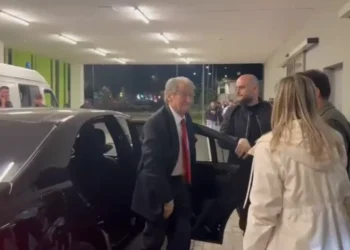 Berisha mbërrin në QSUT, viziton deputetët dhe protestuesit e lënduar