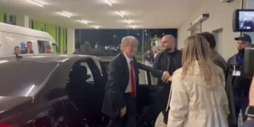 Berisha mbërrin në QSUT, viziton deputetët dhe protestuesit e lënduar