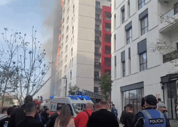 Pamje tragjike! Zjarr i madh në Tiranë, banorët të përlotur, zjarrfikësit luftë me flakët (VIDEO)