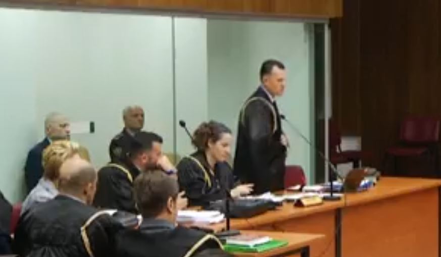 Meta prapa  kafazit   avokati debaton ashpër me gjyqtaren  Të mos mbahet aty gjatë seancave