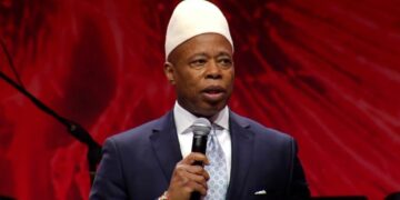 ‘Jam shqiptar’, ish-kryetari i Bashkisë së New York-ut shfaqet me plis në kokë