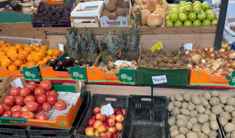 Rritja e çmimeve boshatis tregun në Korçë  tregtarët mbeten  pa punë  pas shtrenjtimit të produkteve